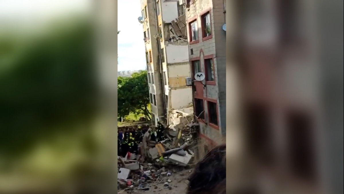 Una mujer muere tras el derrumbe de un edificio en Barranquilla, Colombia; cuatro menores rescatados están en observación médica post thumbnail image