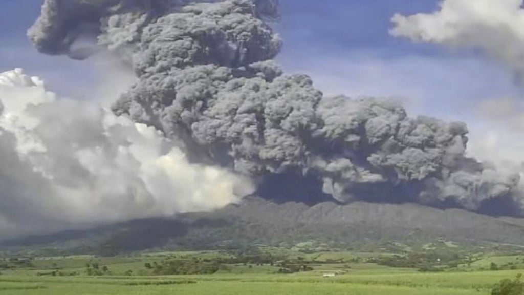 Filipinas evacúa 45,000 personas y decretan emergencia por erupción de volcán post thumbnail image