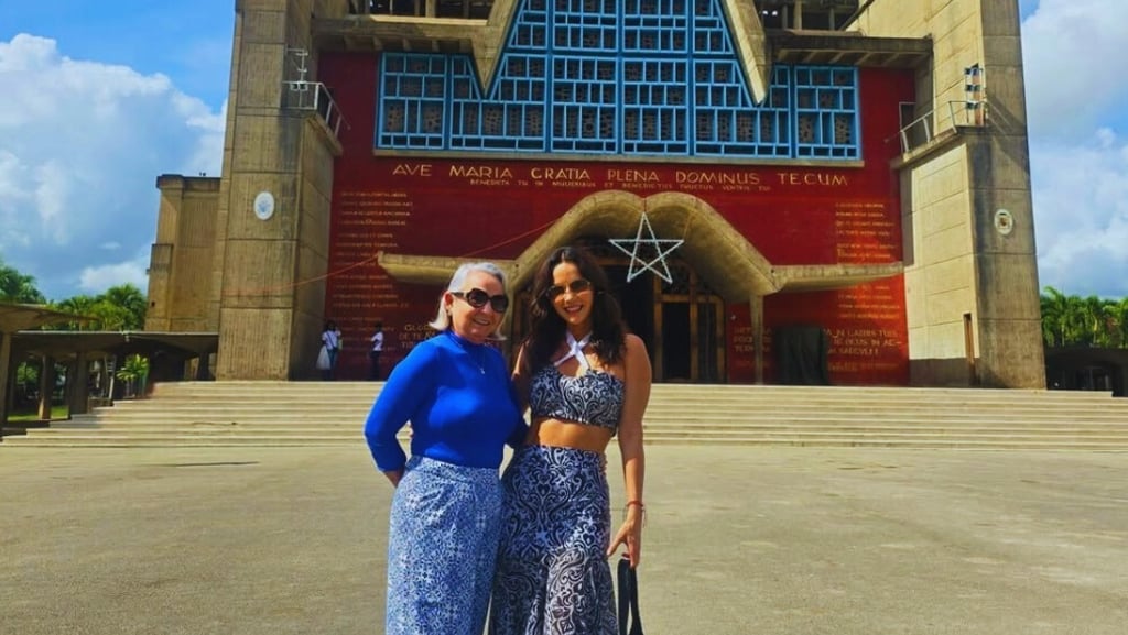 Carmen Villalobos celebra cumpleaños de su madre en RD; visitan Basílica de Higüey post thumbnail image