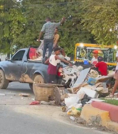 VIDEO: Captan desaprensivos arrojando desechos sólidos en Boulevard de Sabana Perdida post thumbnail image