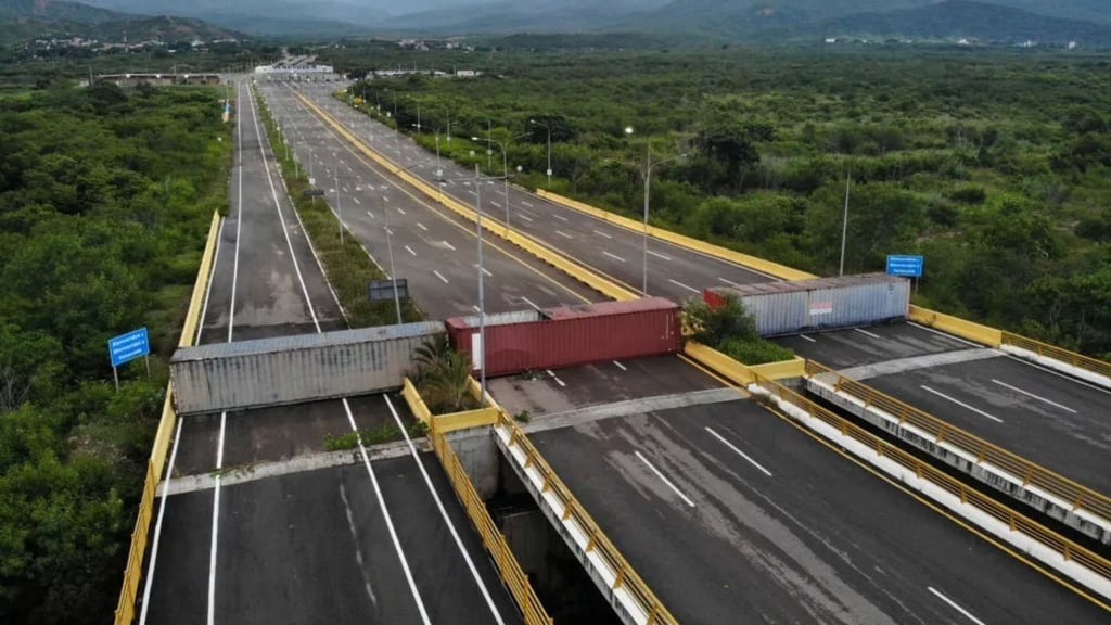 Con tres contenedores cierran frontera entre Venezuela y Colombia post thumbnail image