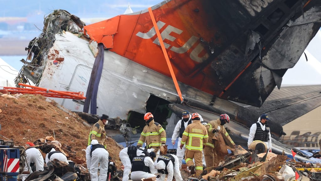 Cajas negras de avión que se estrelló en Corea del Sur dejaron de grabar antes del accidente post thumbnail image