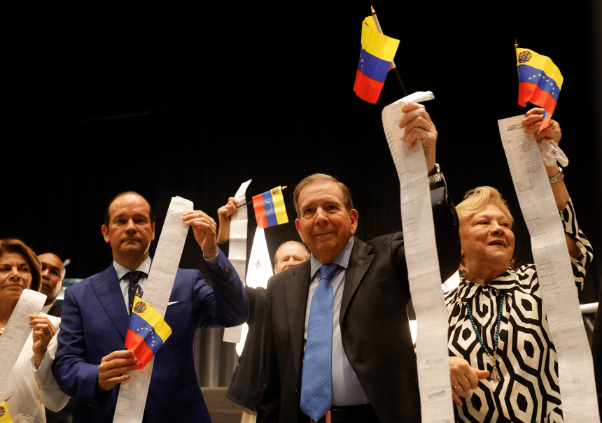 Edmundo González  entrega actas electorales en custodia de Panamá post thumbnail image