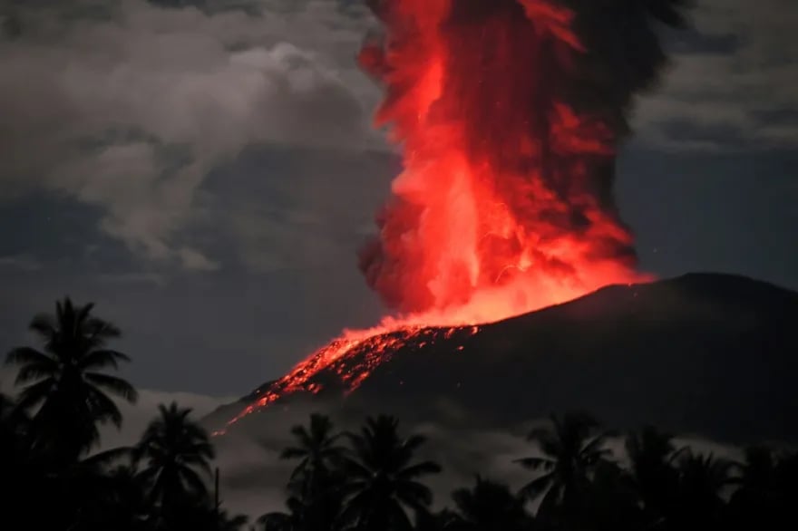 VIDEO: Erupciona monte Ibu volcán en Indonesia post thumbnail image