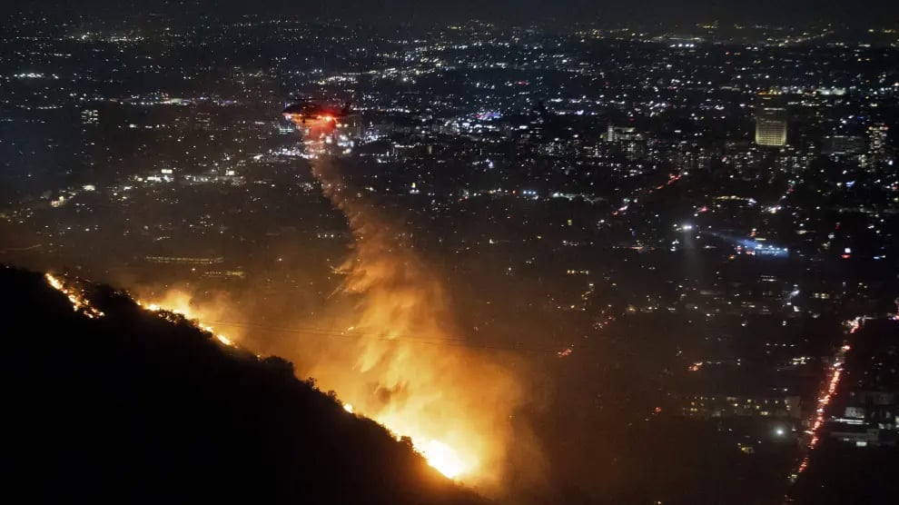 Estalla un nuevo incendio que afecta a miles de personas en el norte de Los Ángeles post thumbnail image