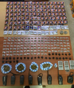 Policia  y Ministerio Público  decomisan sustancias narcóticas, radios de comunicación y apresan ocho personas post thumbnail image