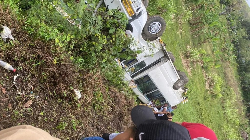 Al menos cuatro heridos tras volcarse autobús hotelero en El Seibo post thumbnail image